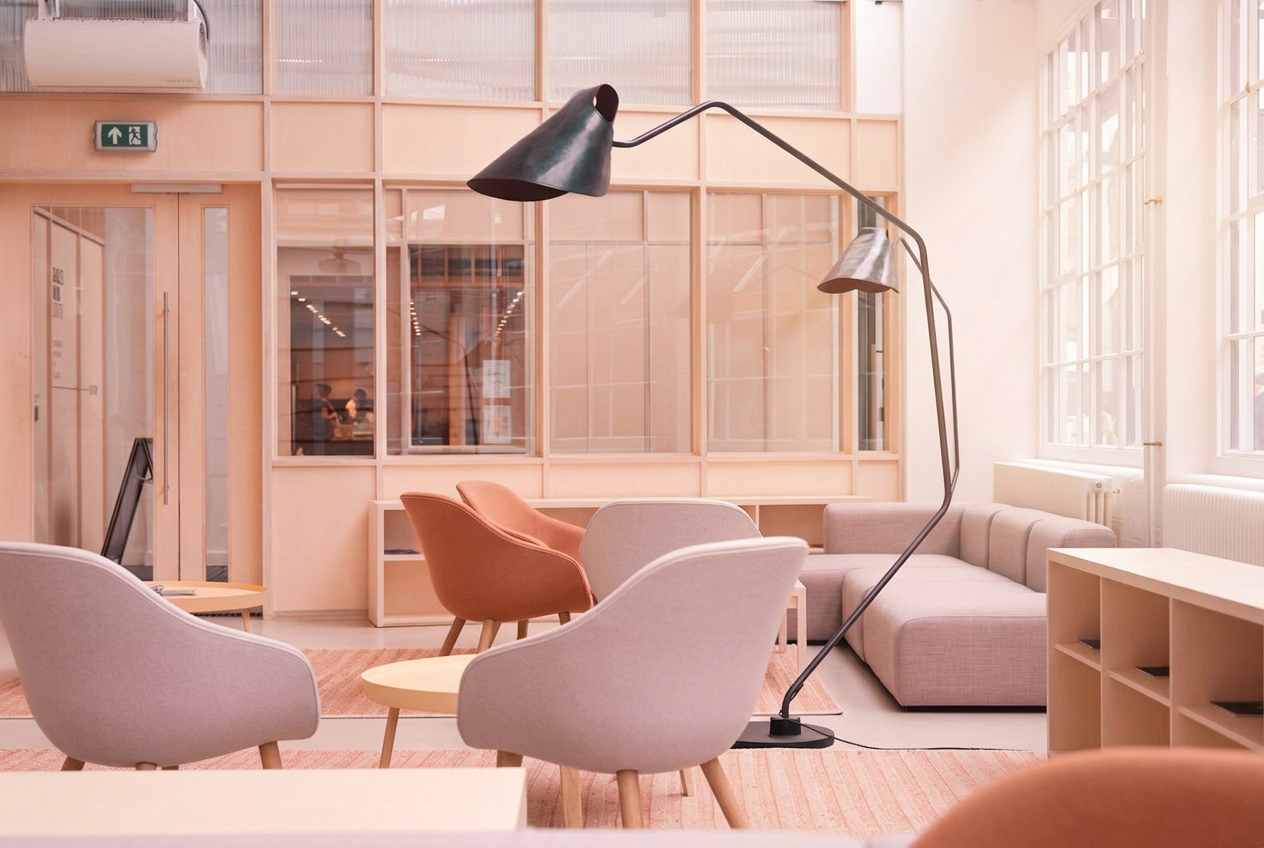 Espace de travail lumineux aux fauteuils colorés